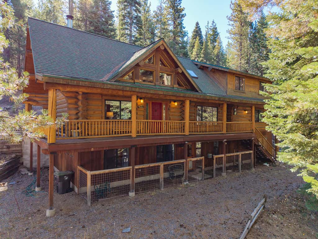 Log Lodge with Pool Table, Fireplace & Deck