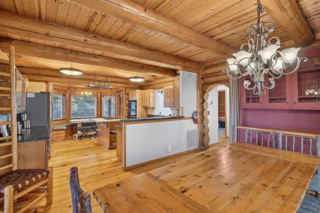 Log Lodge with Pool Table, Fireplace & Deck
