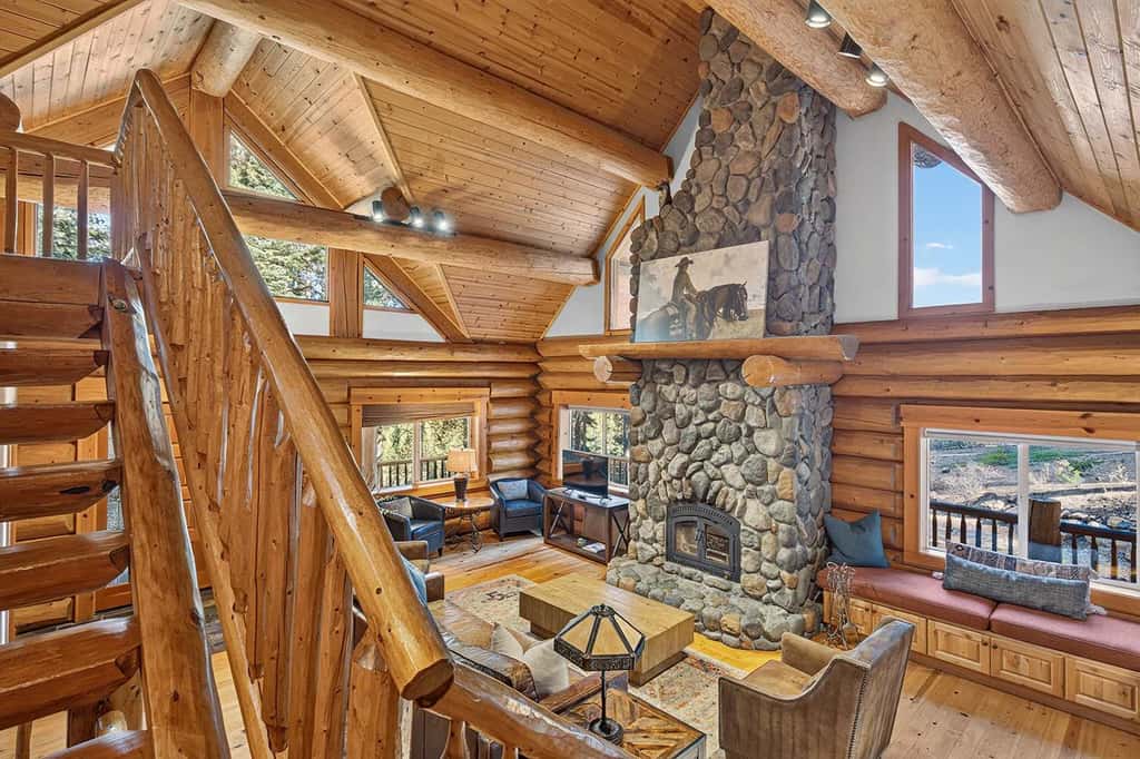 Log Lodge with Pool Table, Fireplace & Deck