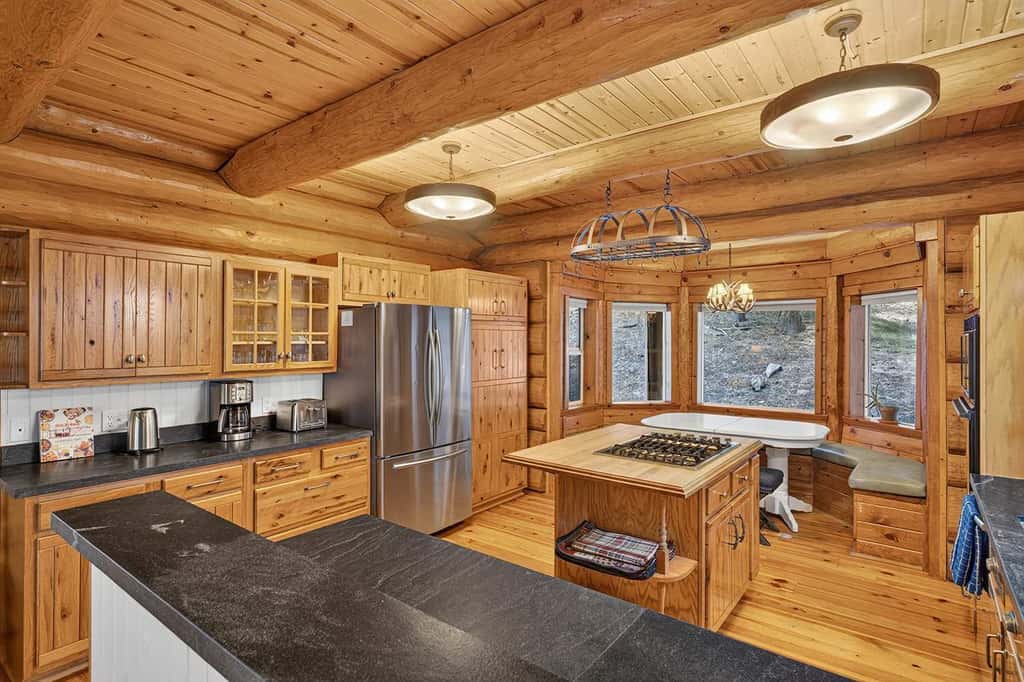 Log Lodge with Pool Table, Fireplace & Deck