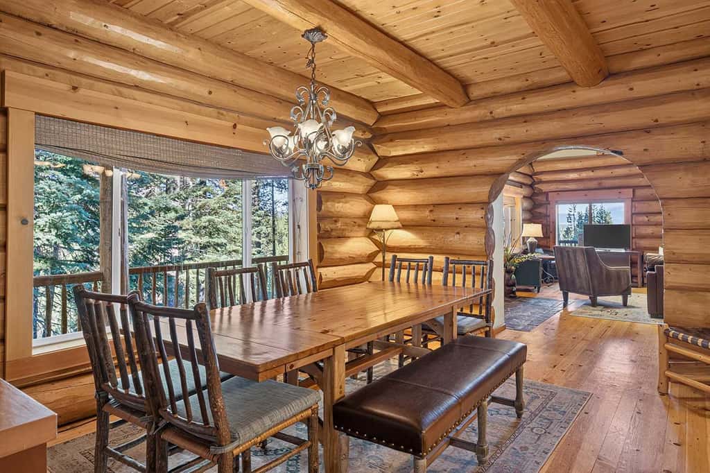 Log Lodge with Pool Table, Fireplace & Deck