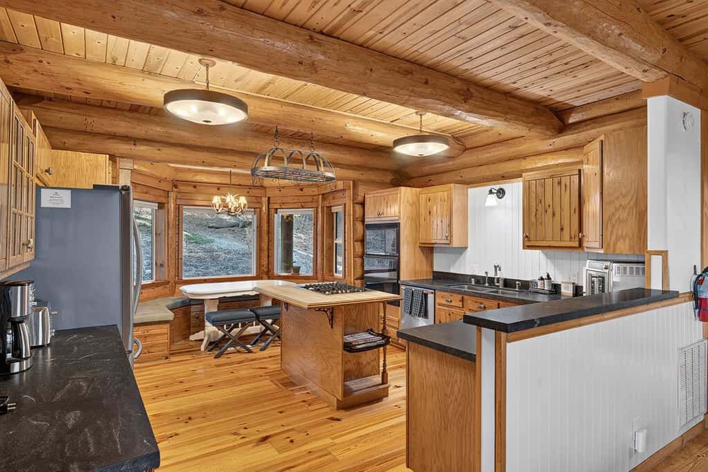 Log Lodge with Pool Table, Fireplace & Deck