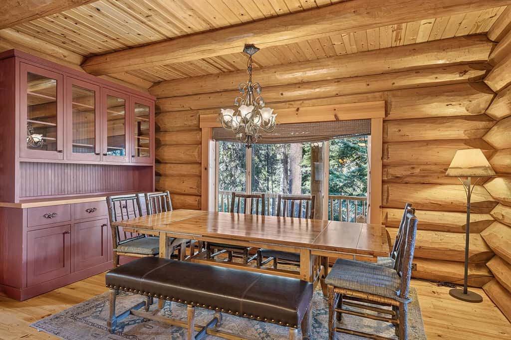 Log Lodge with Pool Table, Fireplace & Deck