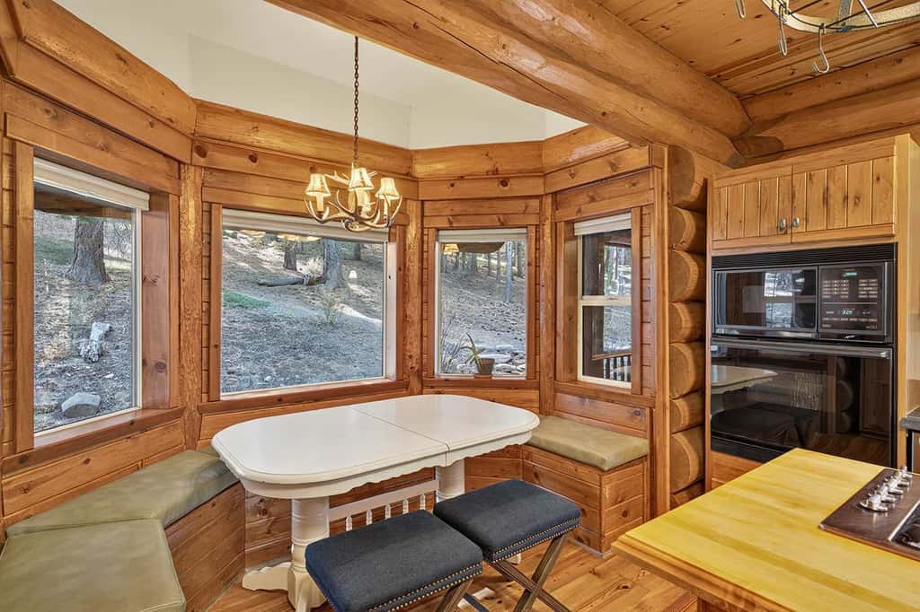 Log Lodge with Pool Table, Fireplace & Deck