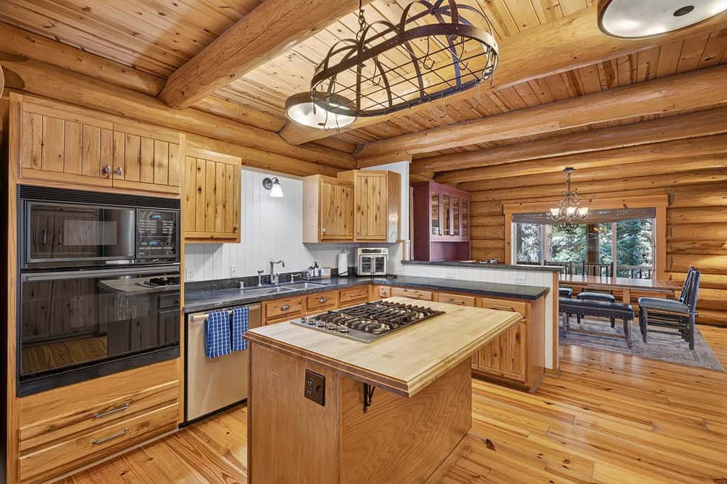 Log Lodge with Pool Table, Fireplace & Deck