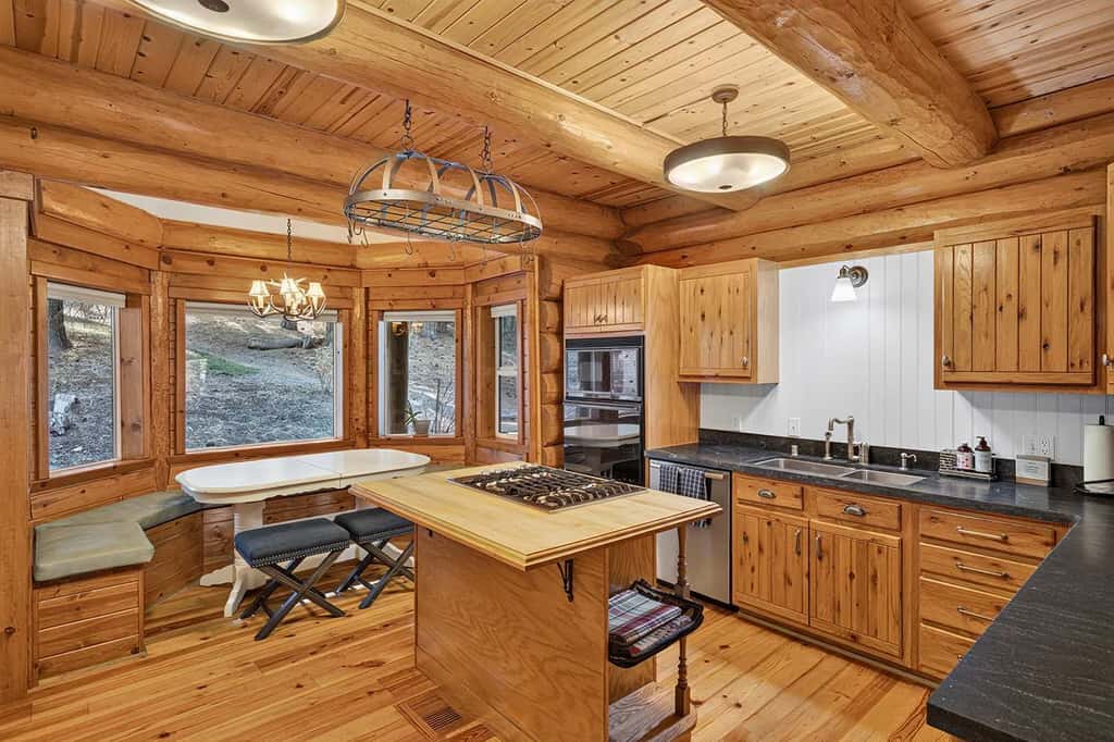 Log Lodge with Pool Table, Fireplace & Deck