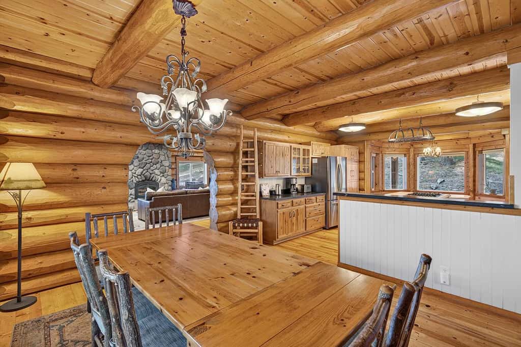 Log Lodge with Pool Table, Fireplace & Deck