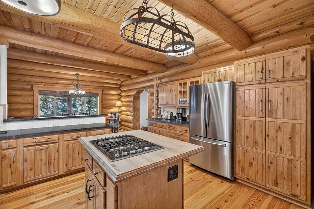 Log Lodge with Pool Table, Fireplace & Deck