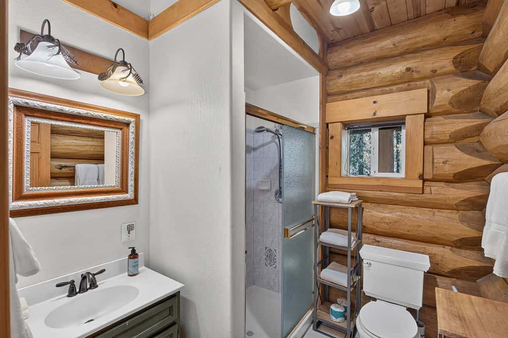 Log Lodge with Pool Table, Fireplace & Deck