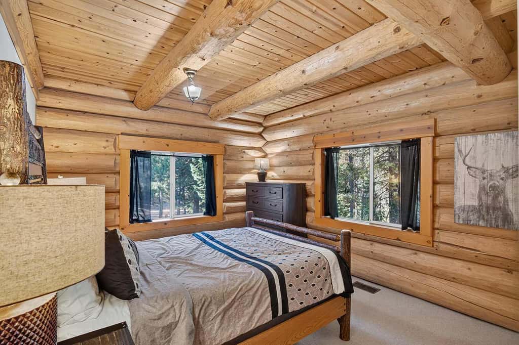 Log Lodge with Pool Table, Fireplace & Deck