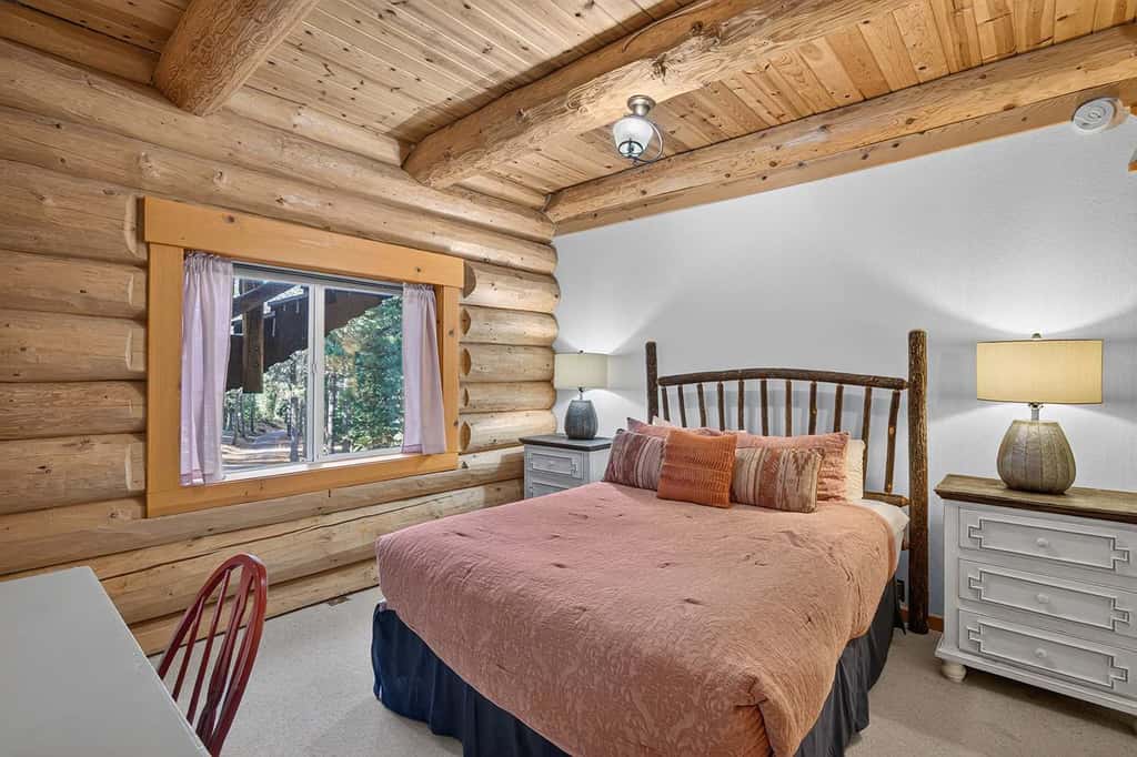 Log Lodge with Pool Table, Fireplace & Deck