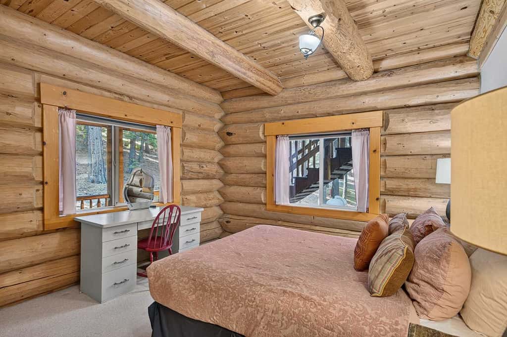 Log Lodge with Pool Table, Fireplace & Deck