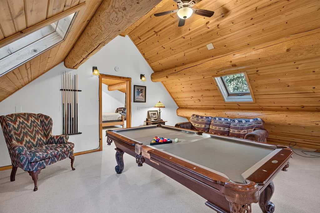 Log Lodge with Pool Table, Fireplace & Deck
