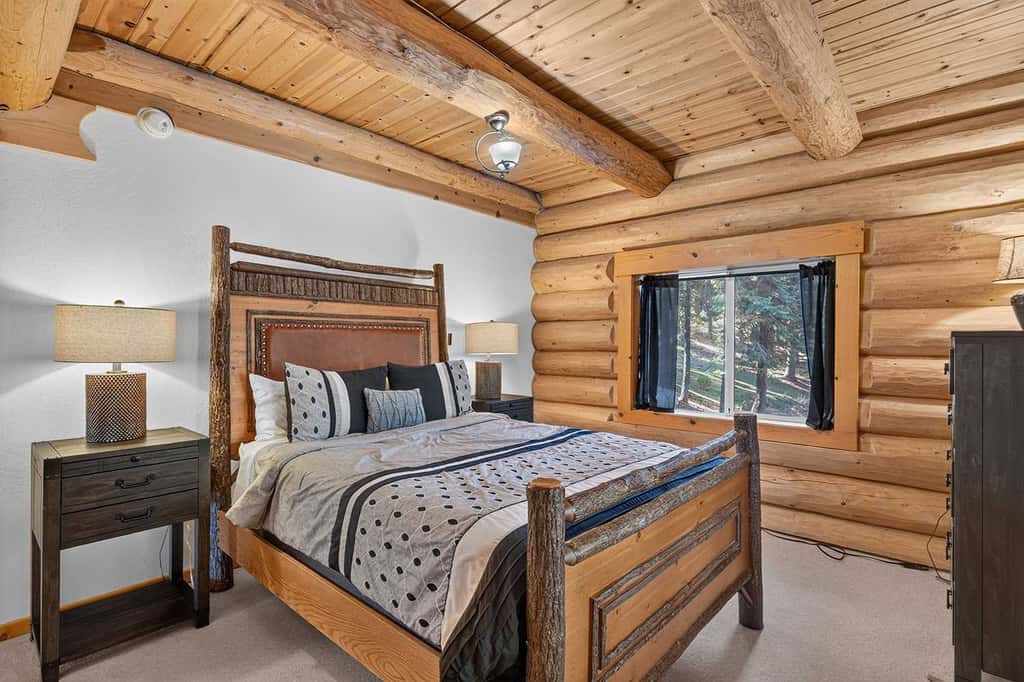 Log Lodge with Pool Table, Fireplace & Deck