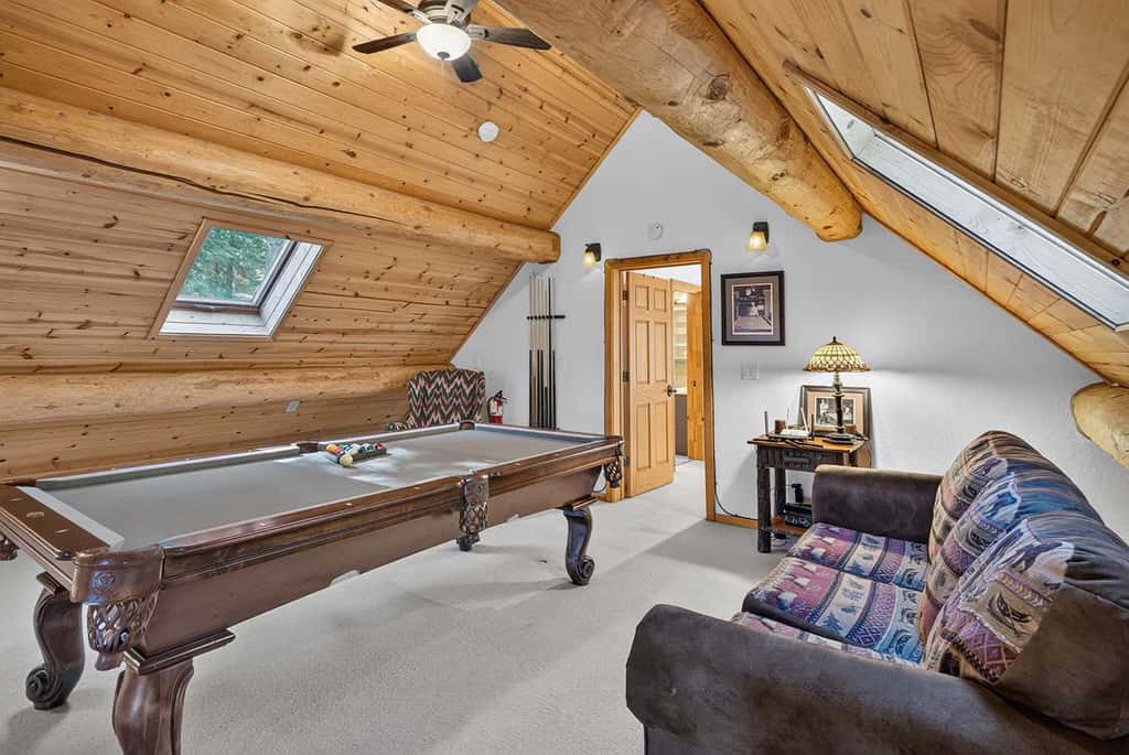 Log Lodge with Pool Table, Fireplace & Deck