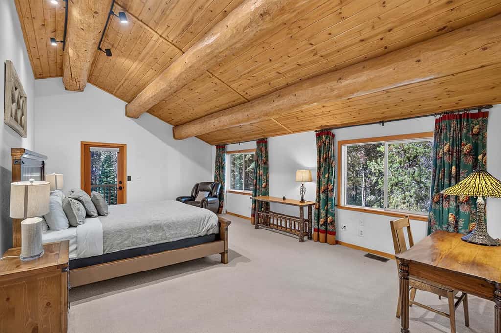 Log Lodge with Pool Table, Fireplace & Deck