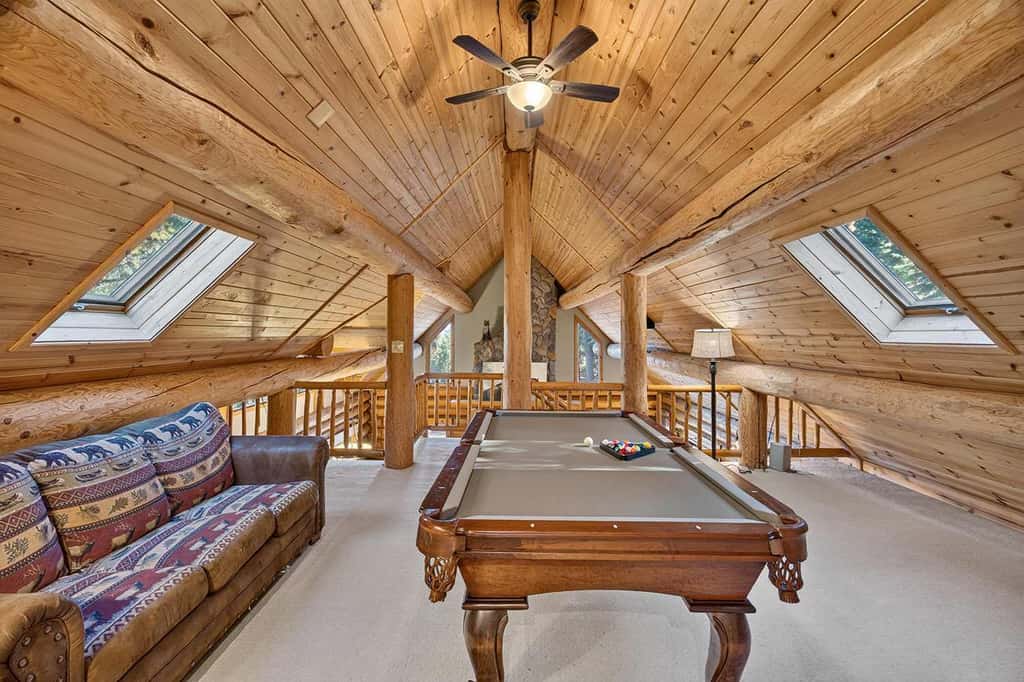 Log Lodge with Pool Table, Fireplace & Deck