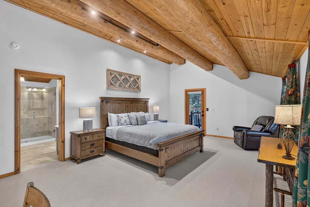 Log Lodge with Pool Table, Fireplace & Deck