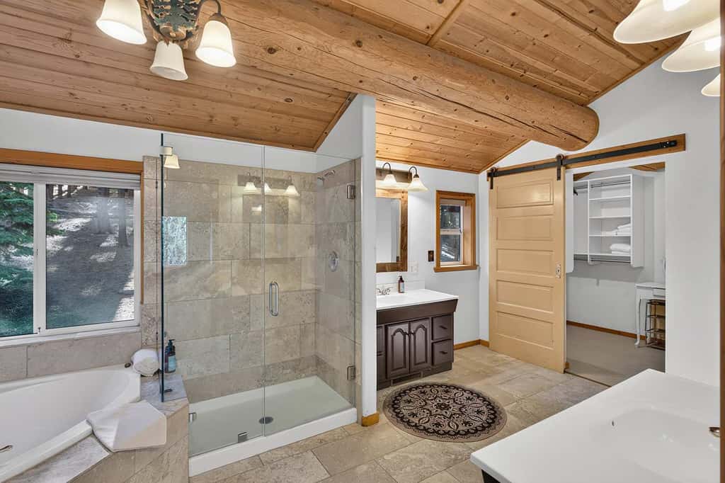 Log Lodge with Pool Table, Fireplace & Deck