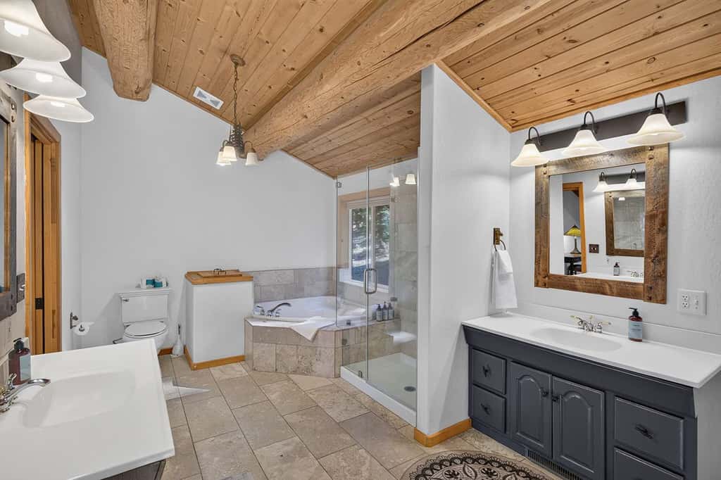 Log Lodge with Pool Table, Fireplace & Deck