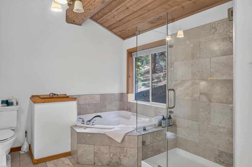 Log Lodge with Pool Table, Fireplace & Deck