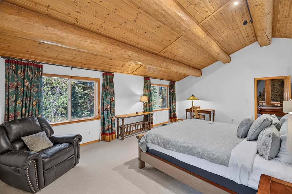 Log Lodge with Pool Table, Fireplace & Deck
