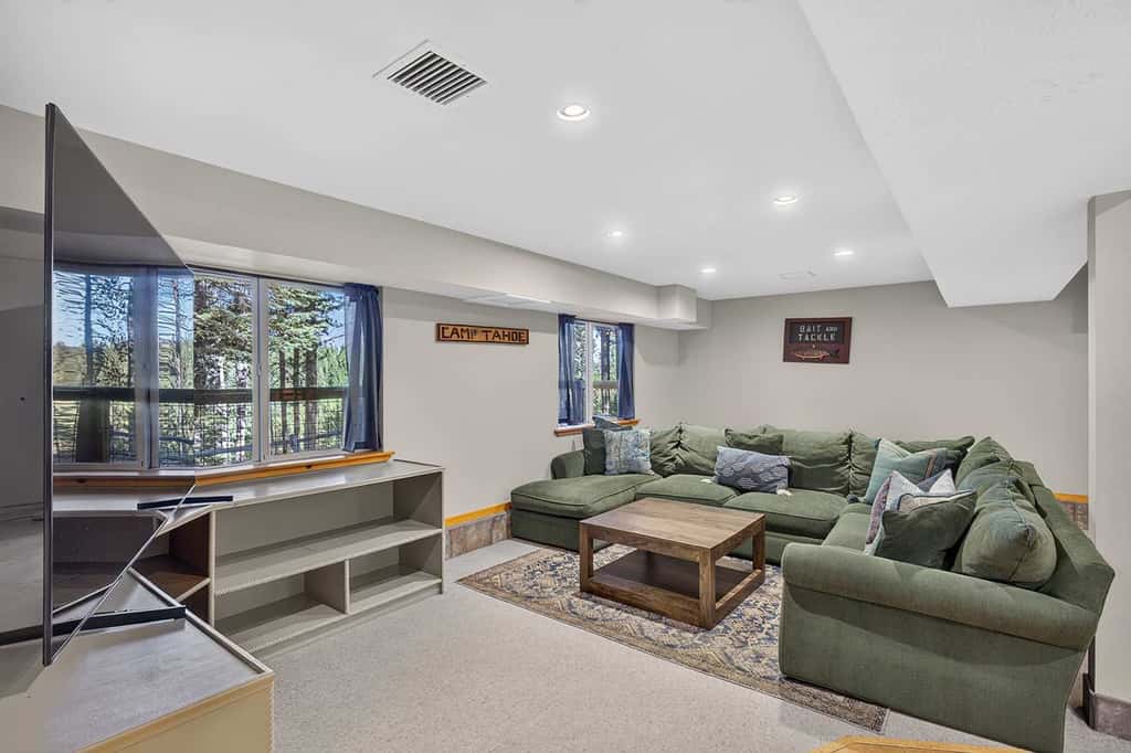 Log Lodge with Pool Table, Fireplace & Deck