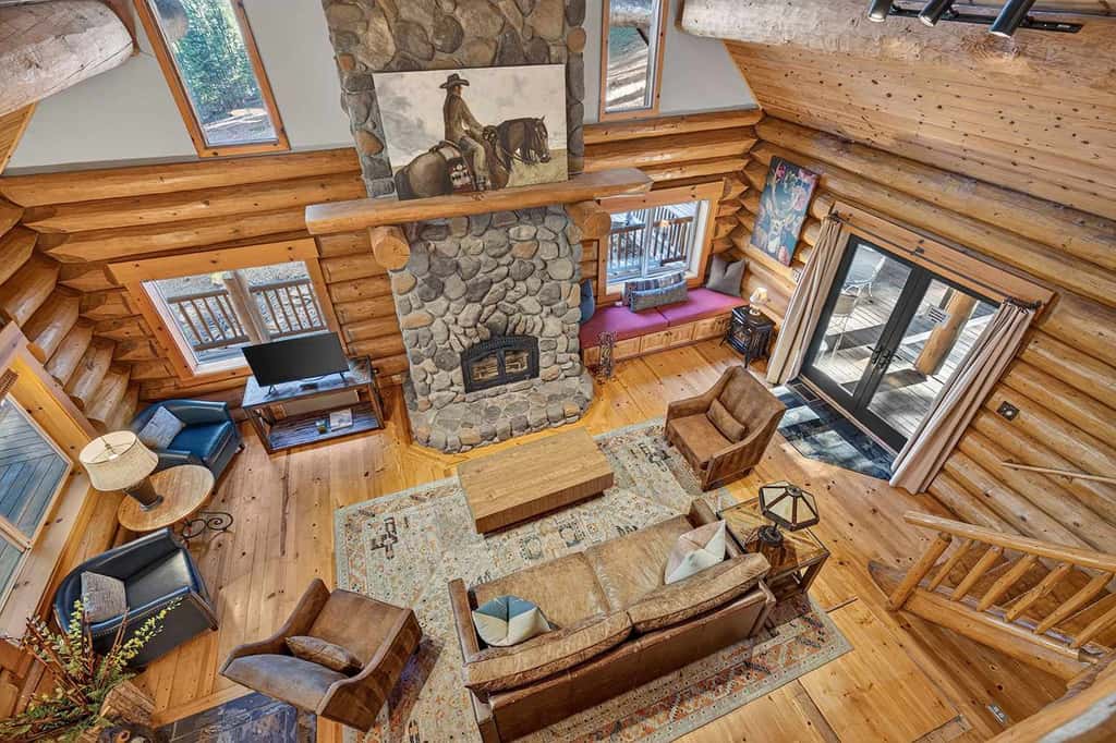 Log Lodge with Pool Table, Fireplace & Deck