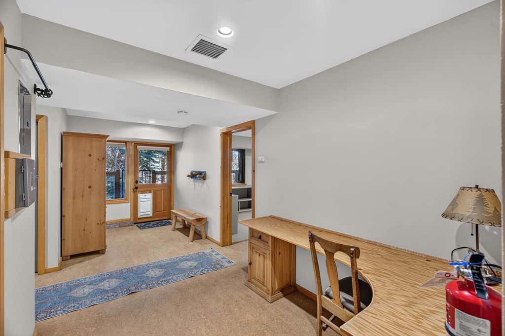 Log Lodge with Pool Table, Fireplace & Deck