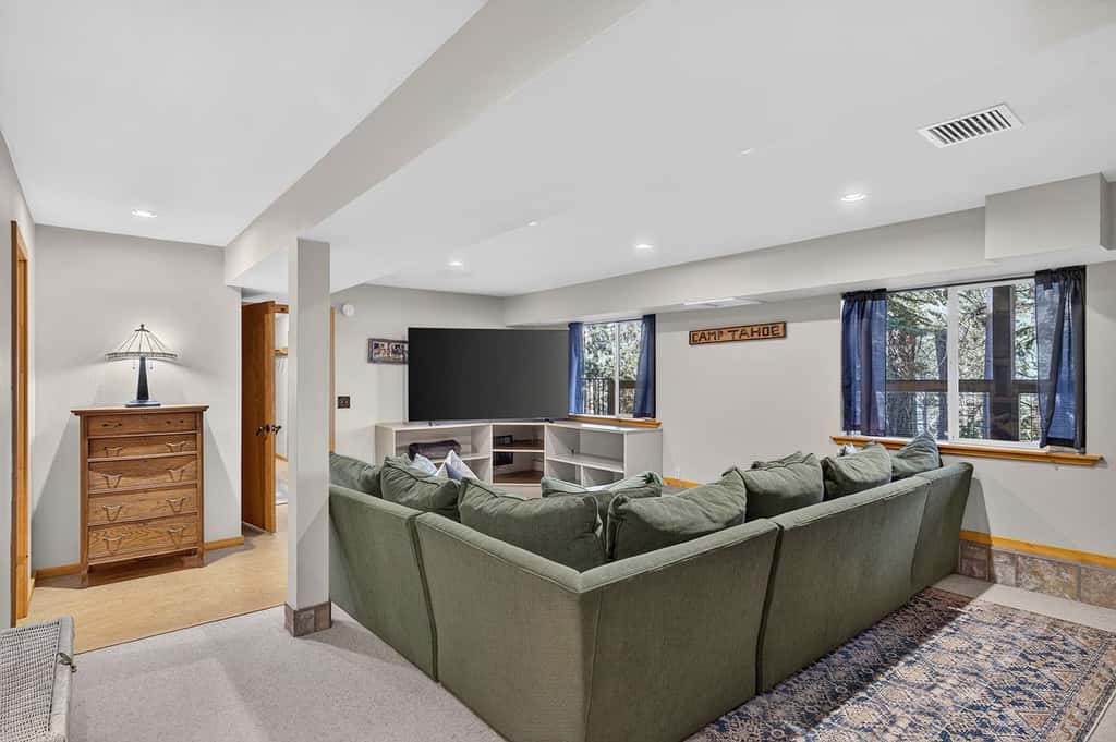 Log Lodge with Pool Table, Fireplace & Deck
