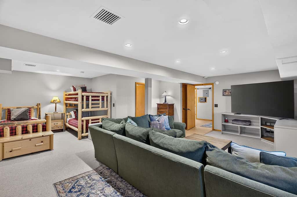 Log Lodge with Pool Table, Fireplace & Deck