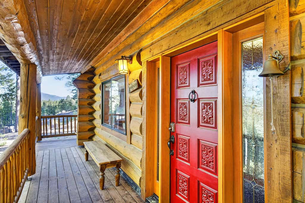 Log Lodge with Pool Table, Fireplace & Deck