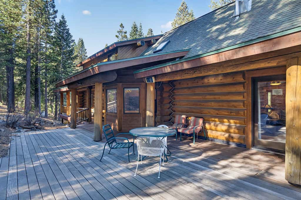 Log Lodge with Pool Table, Fireplace & Deck