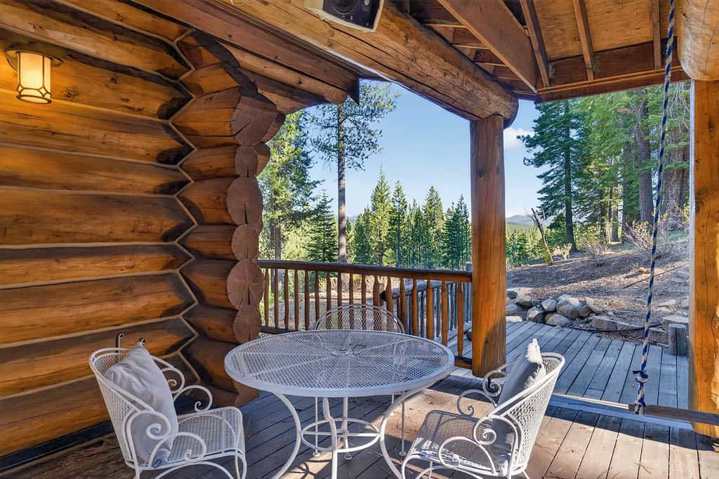 Log Lodge with Pool Table, Fireplace & Deck