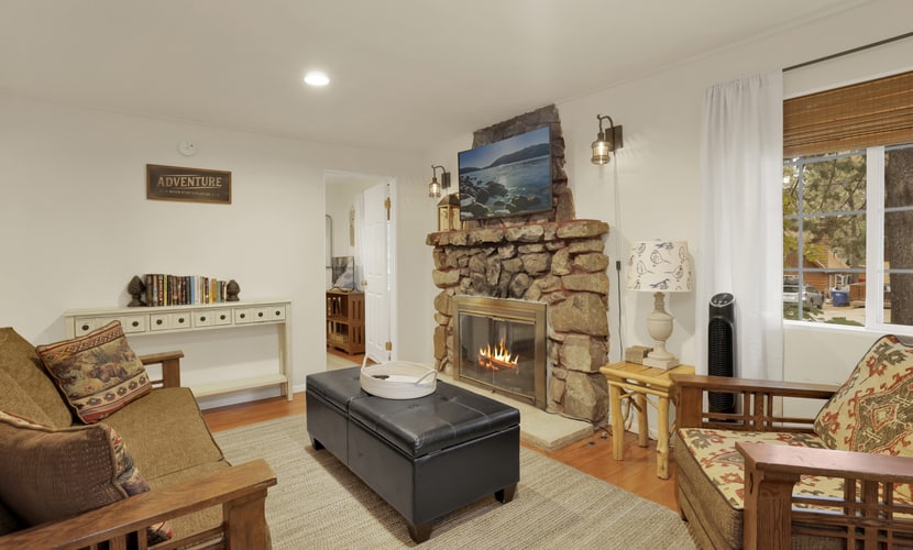 Rad Cabin: Historic 1920s 2BR Big Bear Cabin in Moonridge with Private Deck & Pizza Oven