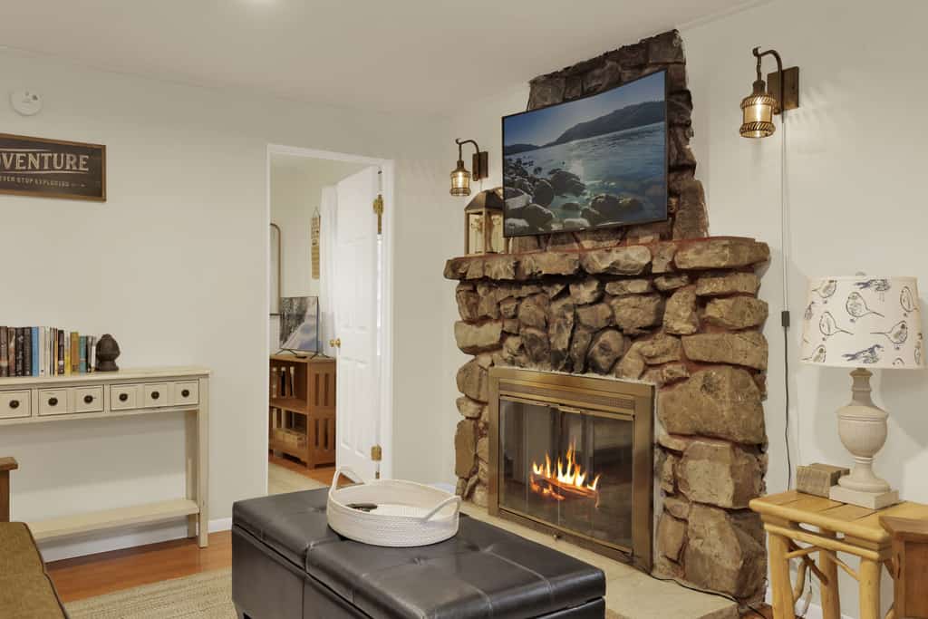 Rad Cabin: Historic 1920s 2BR Big Bear Cabin in Moonridge with Private Deck & Pizza Oven