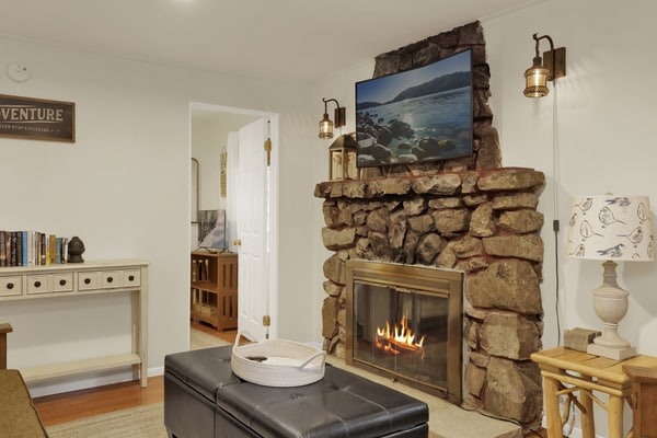 Rad Cabin: Historic 1920s 2BR Big Bear Cabin in Moonridge with Private Deck & Pizza Oven