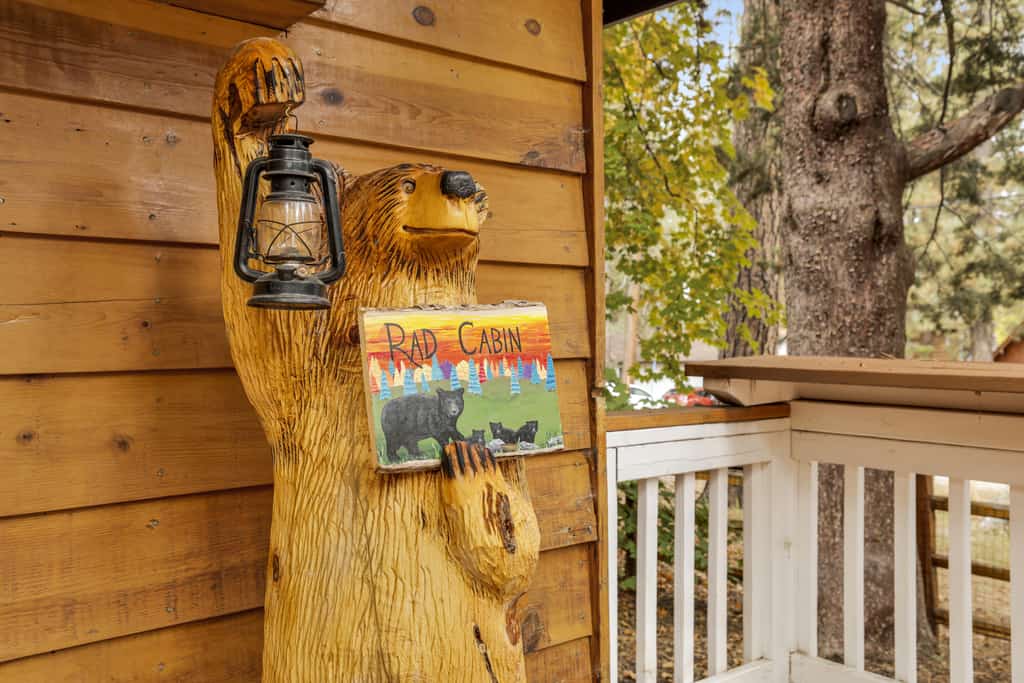 Rad Cabin: Historic 1920s 2BR Big Bear Cabin in Moonridge with Private Deck & Pizza Oven