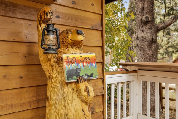 Rad Cabin: Historic 1920s 2BR Big Bear Cabin in Moonridge with Private Deck & Pizza Oven