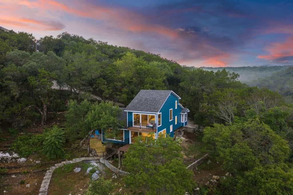 Fully Renovated Lakeside Home - Boat Dock, Firepit, Gorgeous Views!