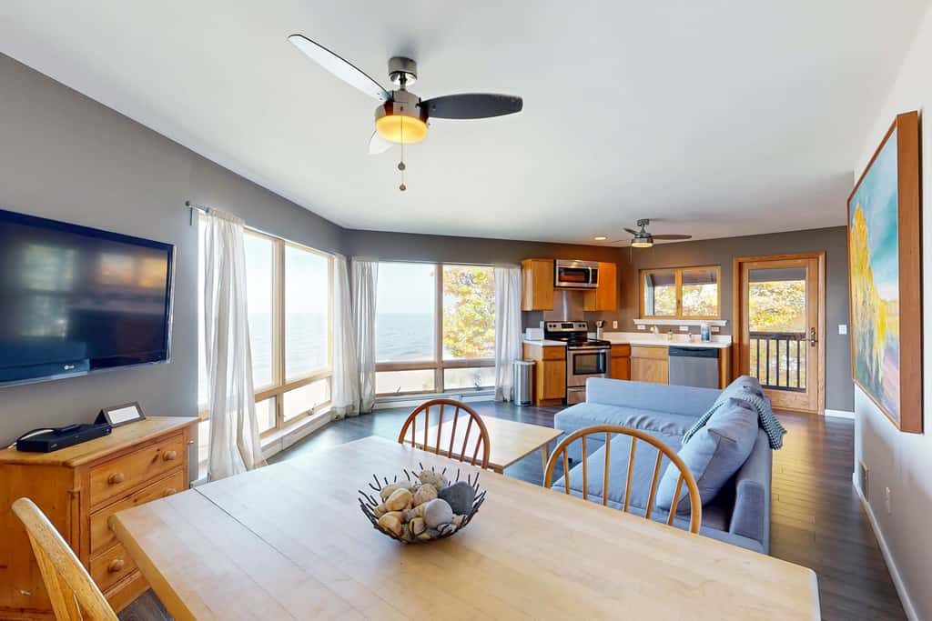 Bellavita Lake Retreat with beach access, perfect for groups