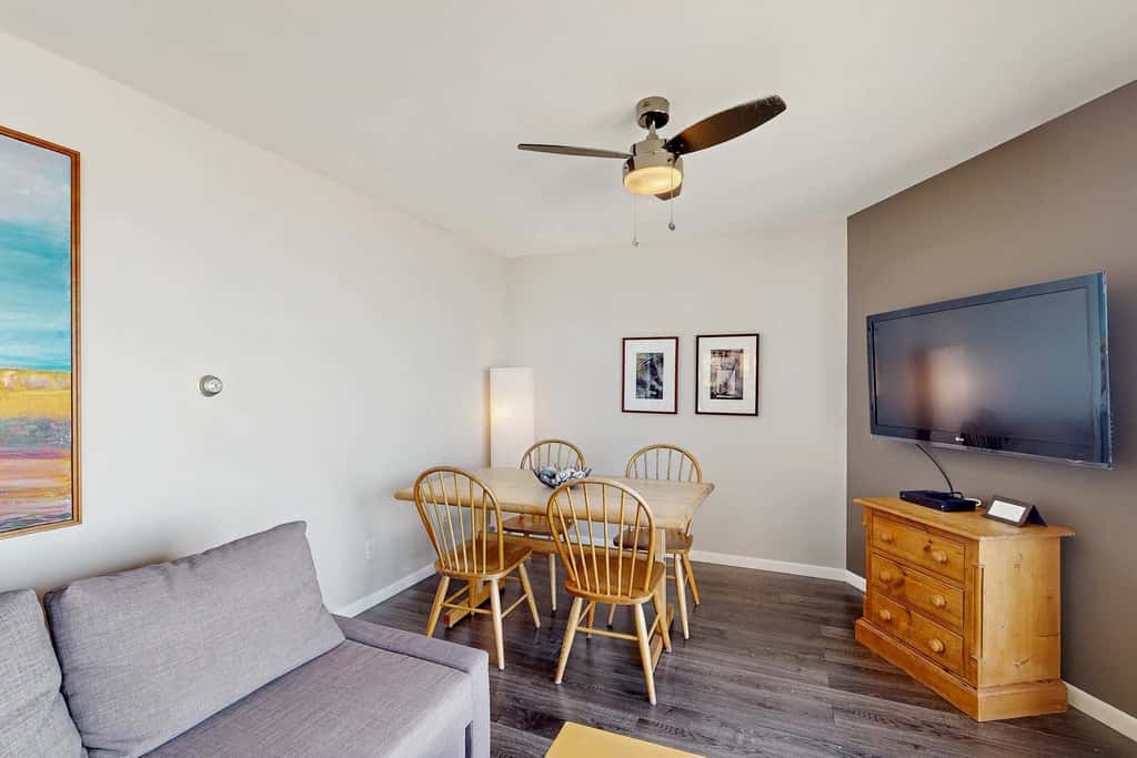 Bellavita Lake Retreat with beach access, perfect for groups