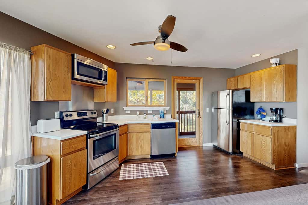 Bellavita Lake Retreat with beach access, perfect for groups