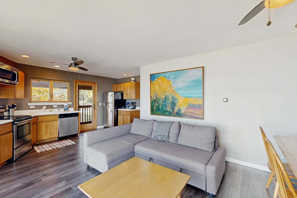 Bellavita Lake Retreat with beach access, perfect for groups