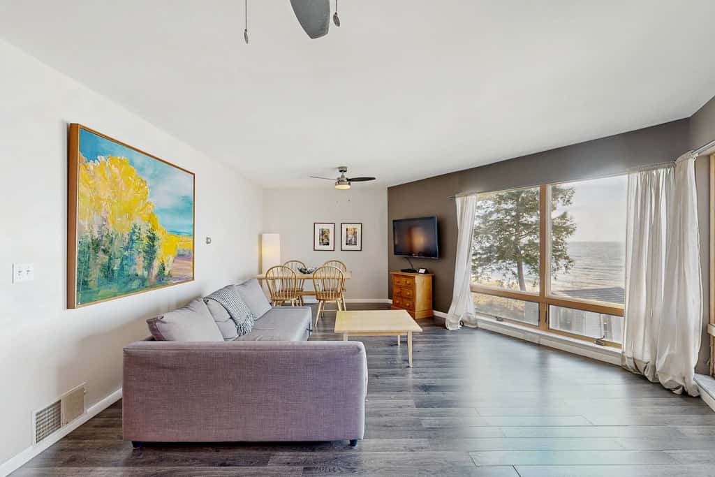 Bellavita Lake Retreat with beach access, perfect for groups