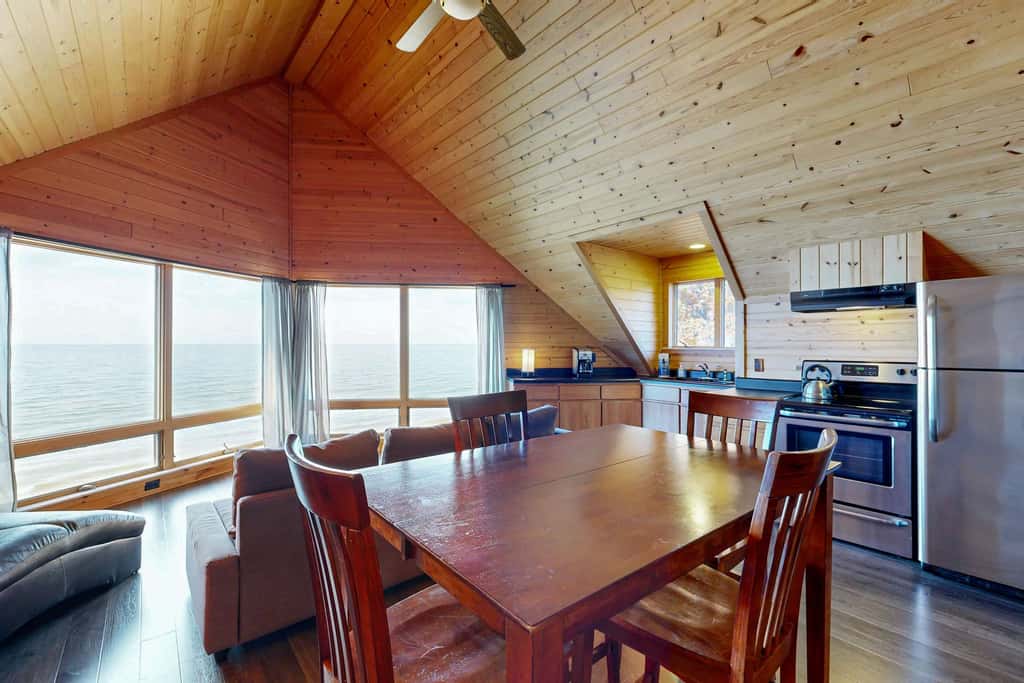 Bellavita Lake Retreat with beach access, perfect for groups
