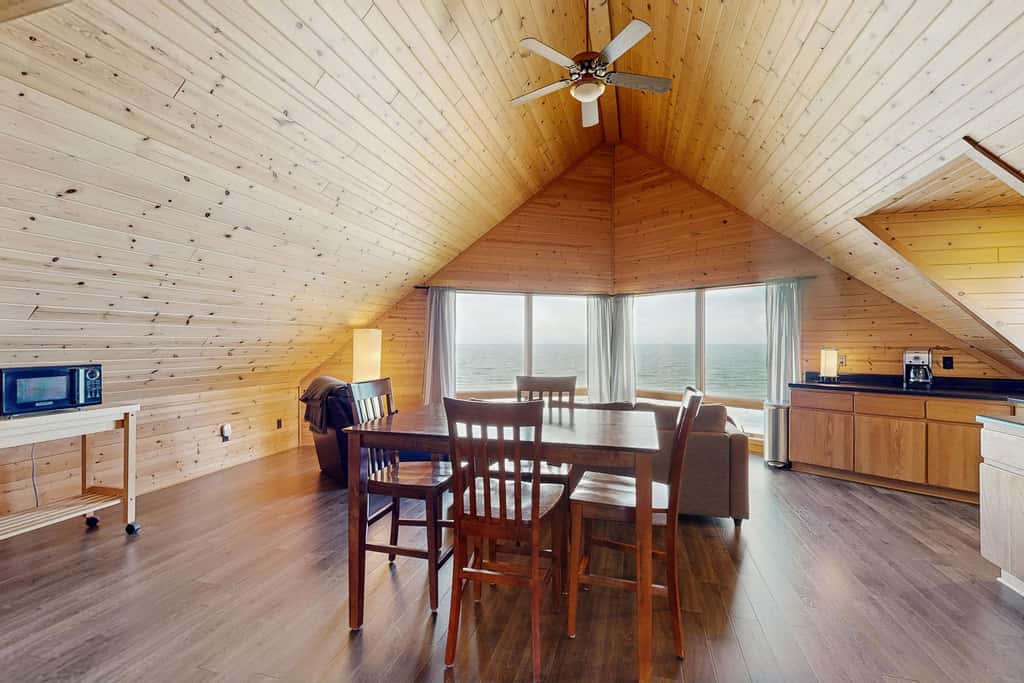 Bellavita Lake Retreat with beach access, perfect for groups