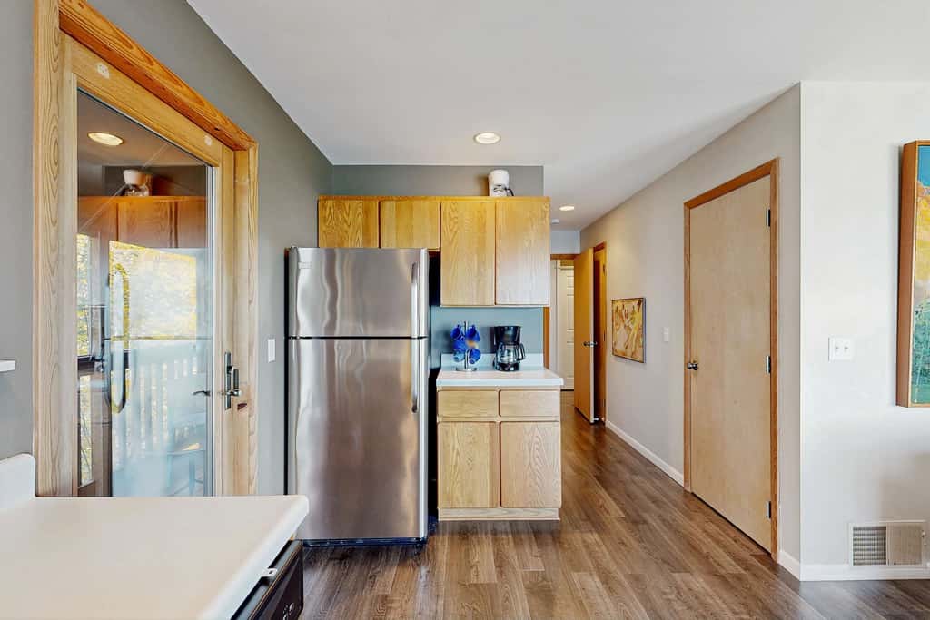 Bellavita Lake Retreat with beach access, perfect for groups