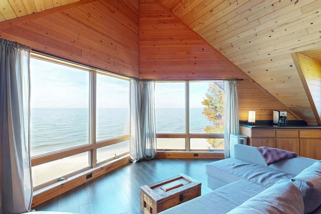 Bellavita Lake Retreat with beach access, perfect for groups
