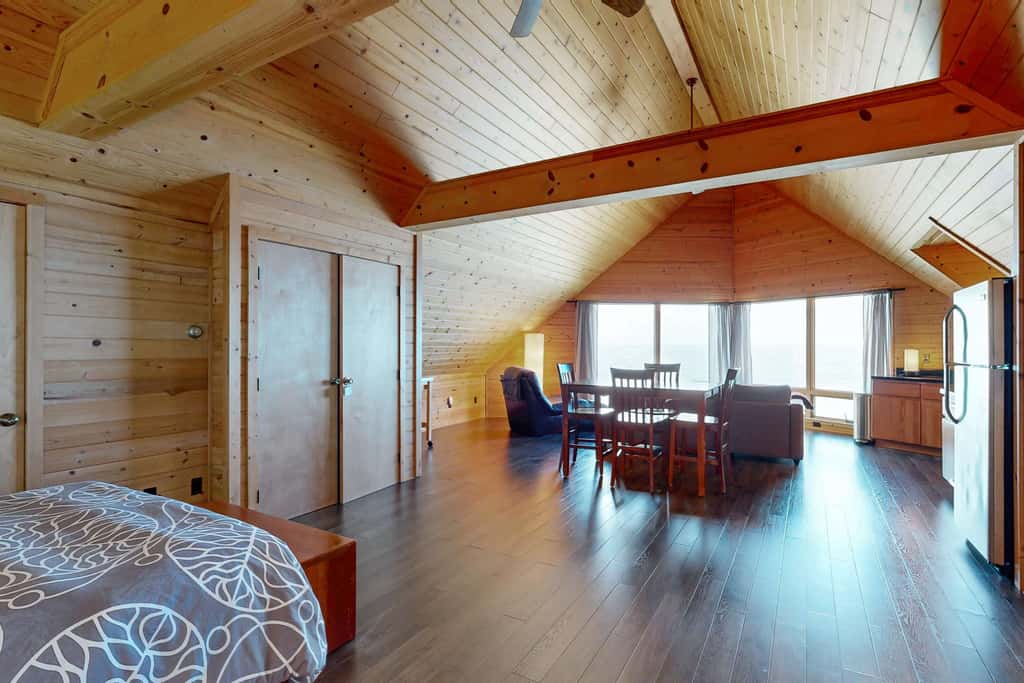 Bellavita Lake Retreat with beach access, perfect for groups